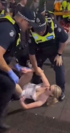 Moça vs Polícia ( 🍺 vs 🧑‍✈️ )