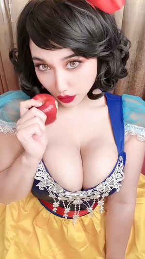 Branca de neve e suas ma莽茫s 馃崕馃崕
