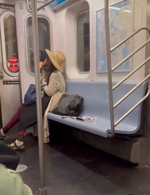 Treinando o OnlyFans no metro 🤣