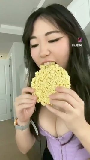 Como comer noodles - versão sexy 😜